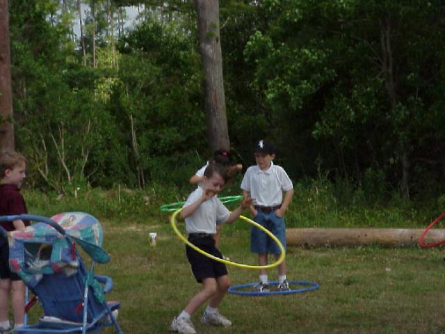 nolenhulahoop3_may2k.jpg (57920 bytes)